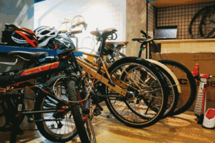 永久自行車開(kāi)了家咖啡館,能踩著腳踏板喝咖啡哦