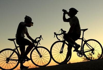 自行車運動指南:頭盔必須佩帶 熱身最為關(guān)鍵_戶外頻道_新浪競技風(fēng)暴_新浪網(wǎng)